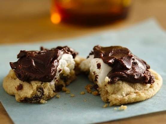 Biscotti con glassa al cioccolato e cocco