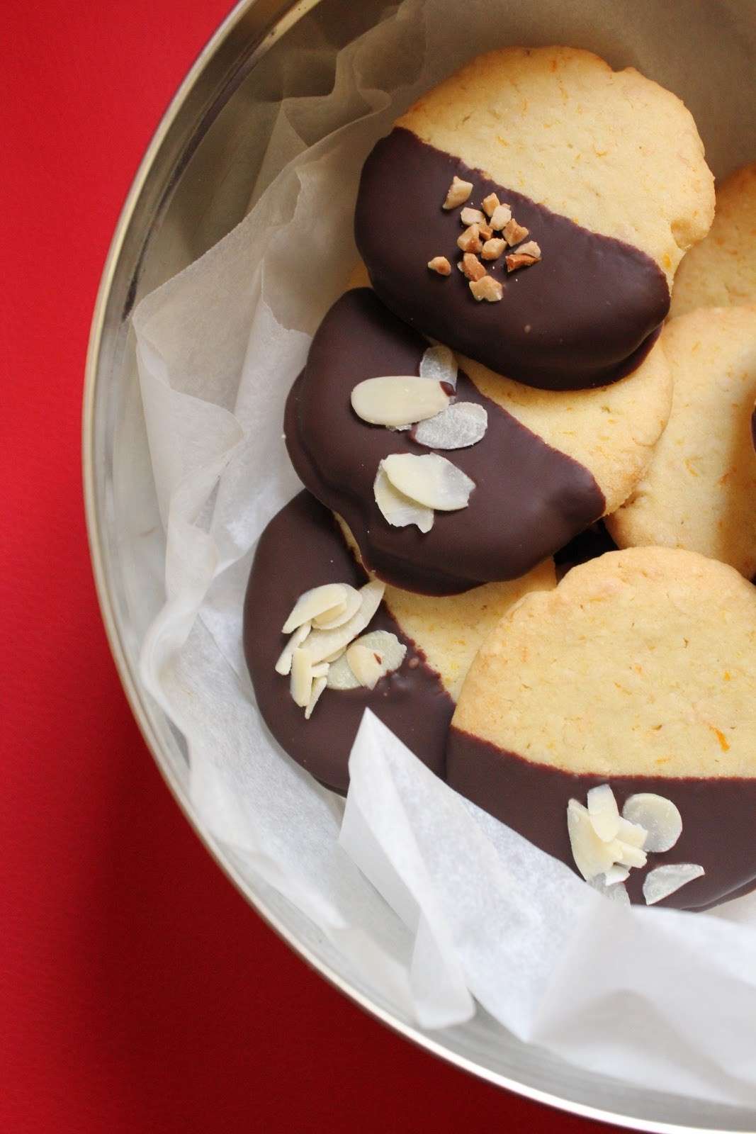 Biscotti con glassa al cioccolato e frutta secca mista