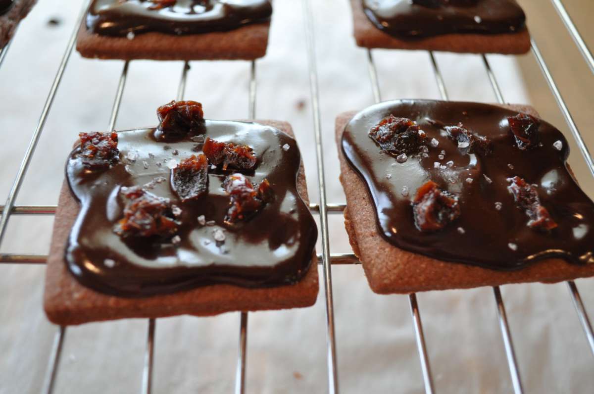 Biscotti con glassa al cioccolato e frutta secca