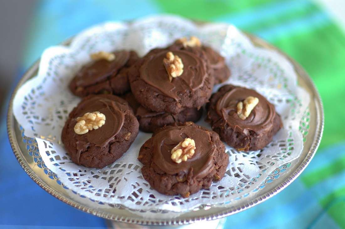 Biscotti con glassa al cioccolato e noci