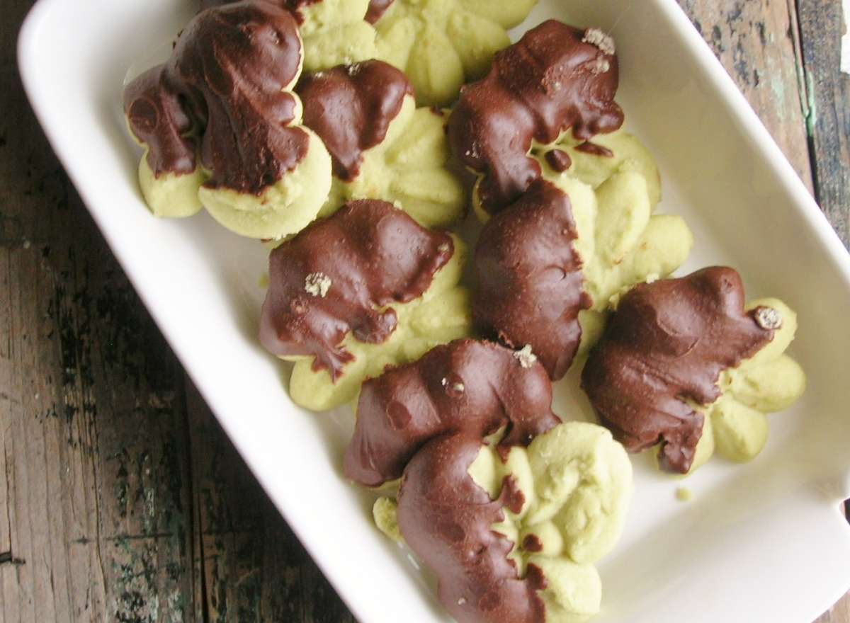 Biscotti con glassa al cioccolato e tè verde matcha