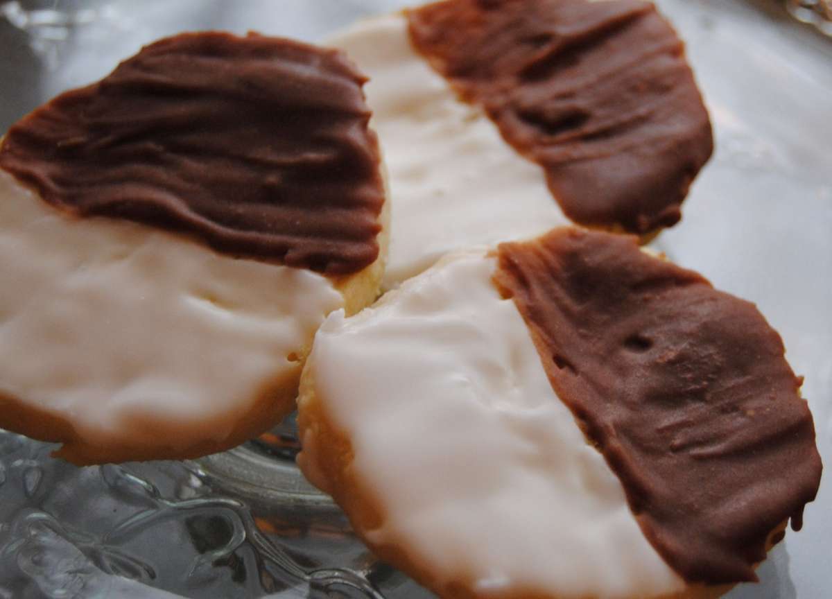 Biscotti con glassa al cioccolato fondente e bianca