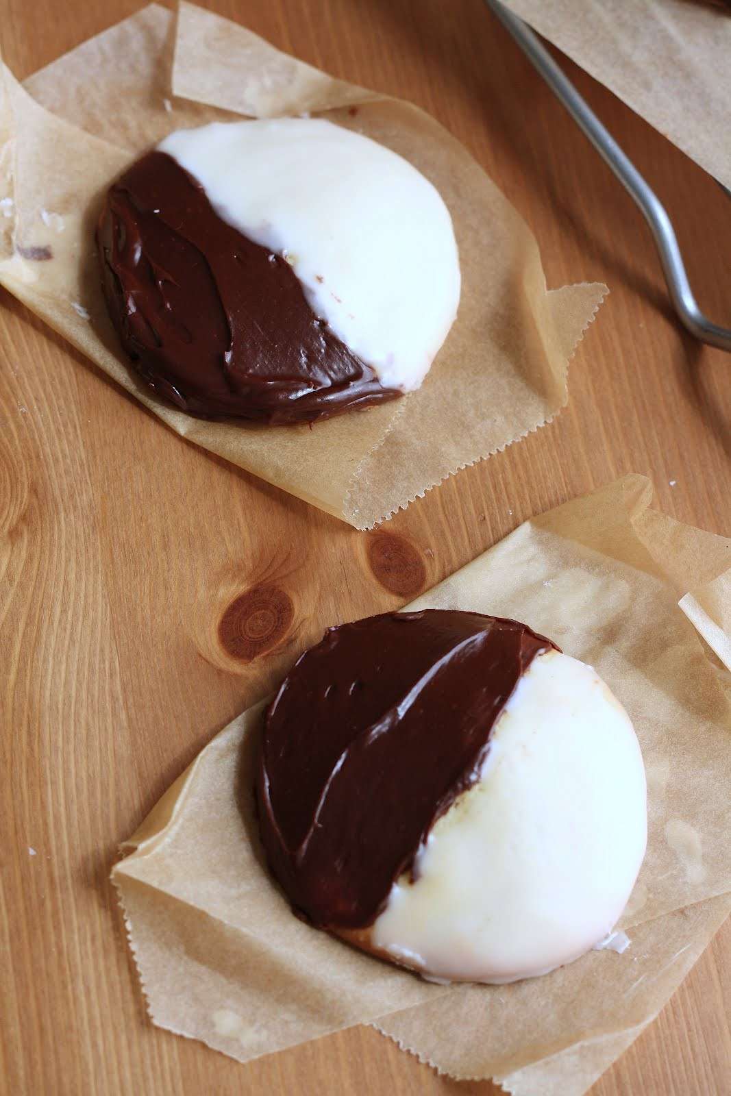 Biscotti con glassa al cioccolato fondente e bianco