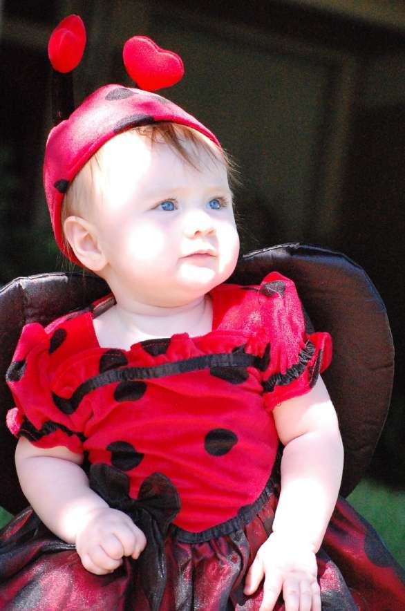 Una bambini vestita da coccinella