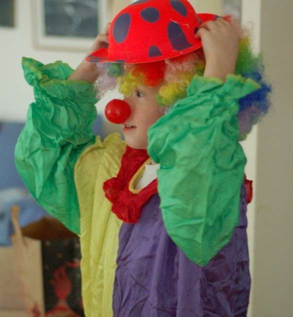 Bambino travestito da clown