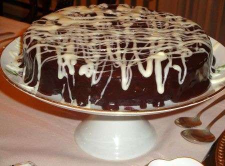 chocolate biscuit cake con glassa