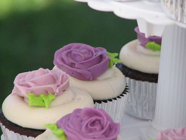 Cupcake al cioccolato con crema al formaggio e frosting alla lavanda