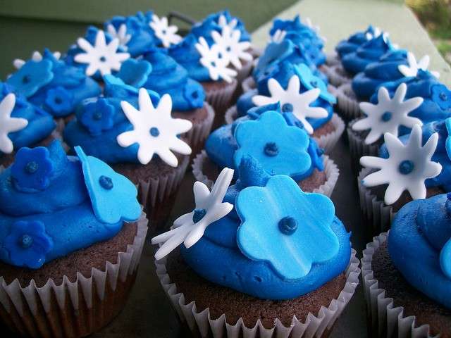 Cupcake al cioccolato con fiori blu