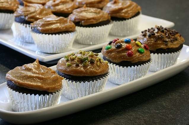 Cupcake al cioccolato con pistacchio confetti e fave di cacao