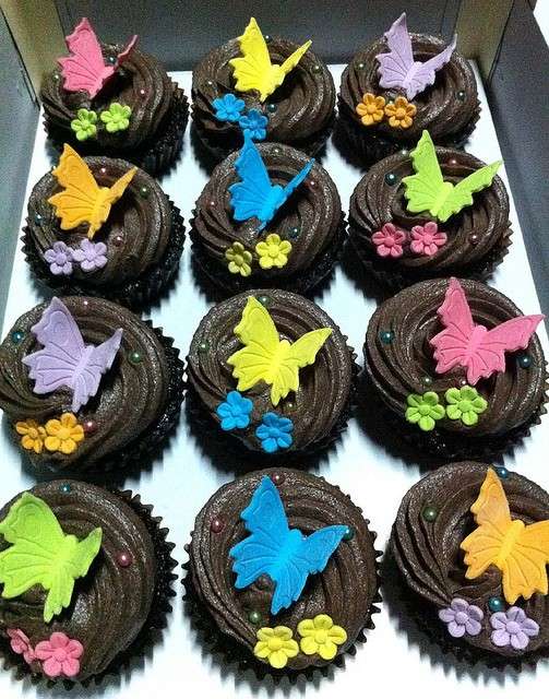 Cupcake al cioccolato e decorazione di farfalle