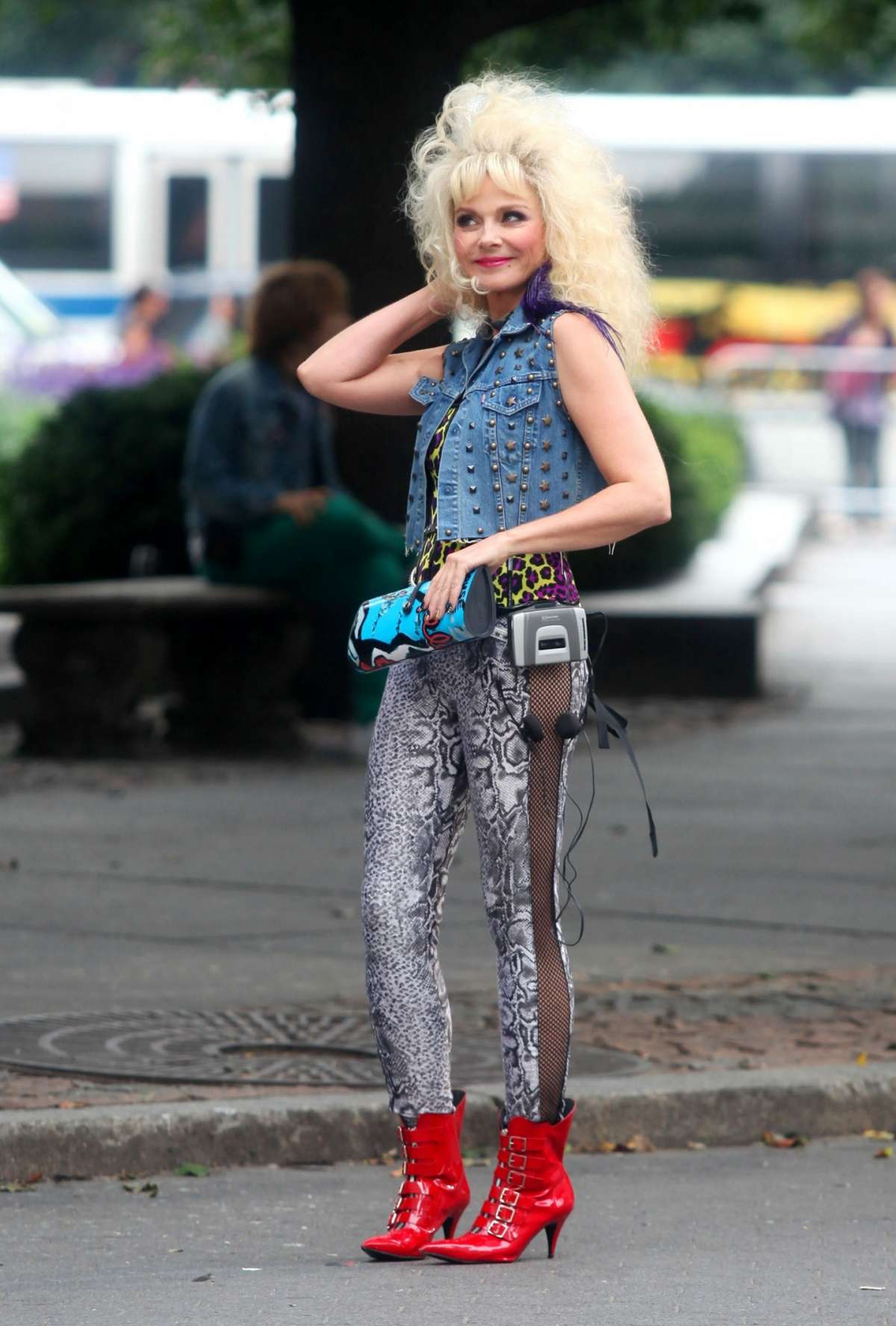 Kim Cattrall con un look anni 80 in Sex and the City