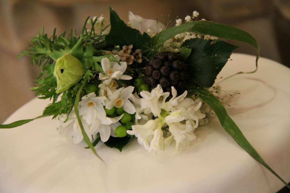 Torta nuziale fiori bianchi e uva