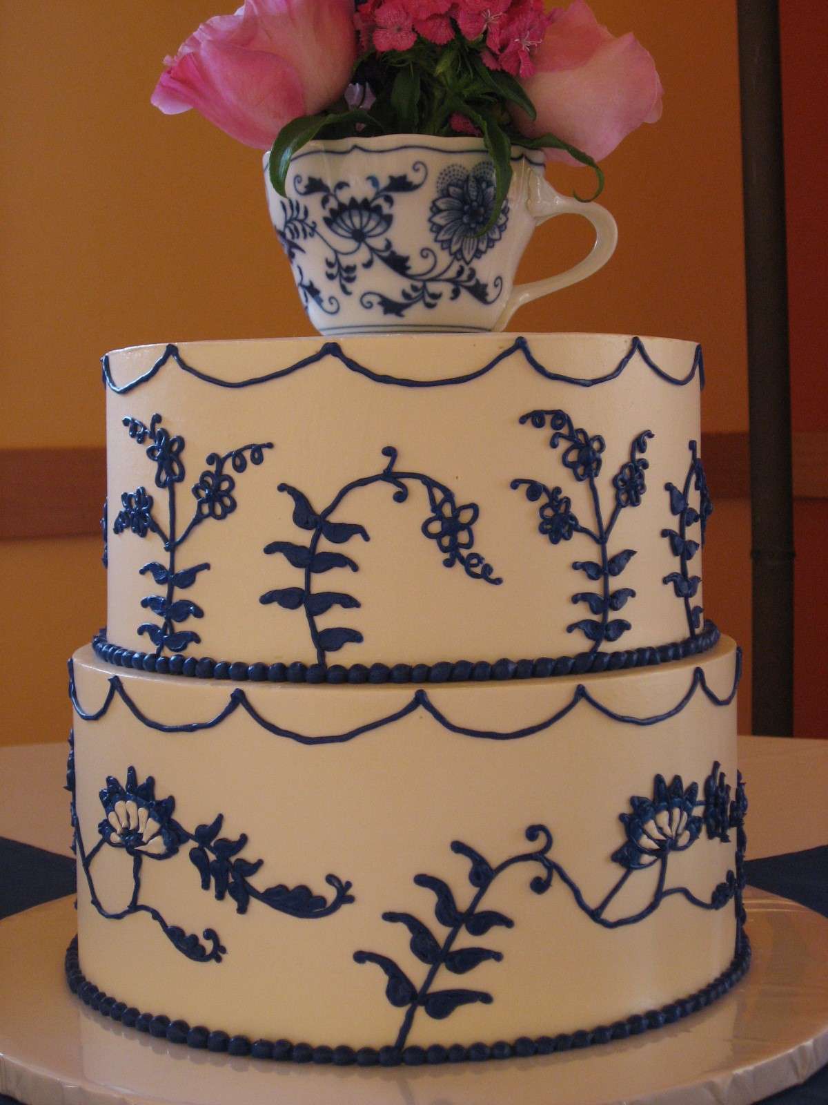 Torta nuziale fiori e decori blu