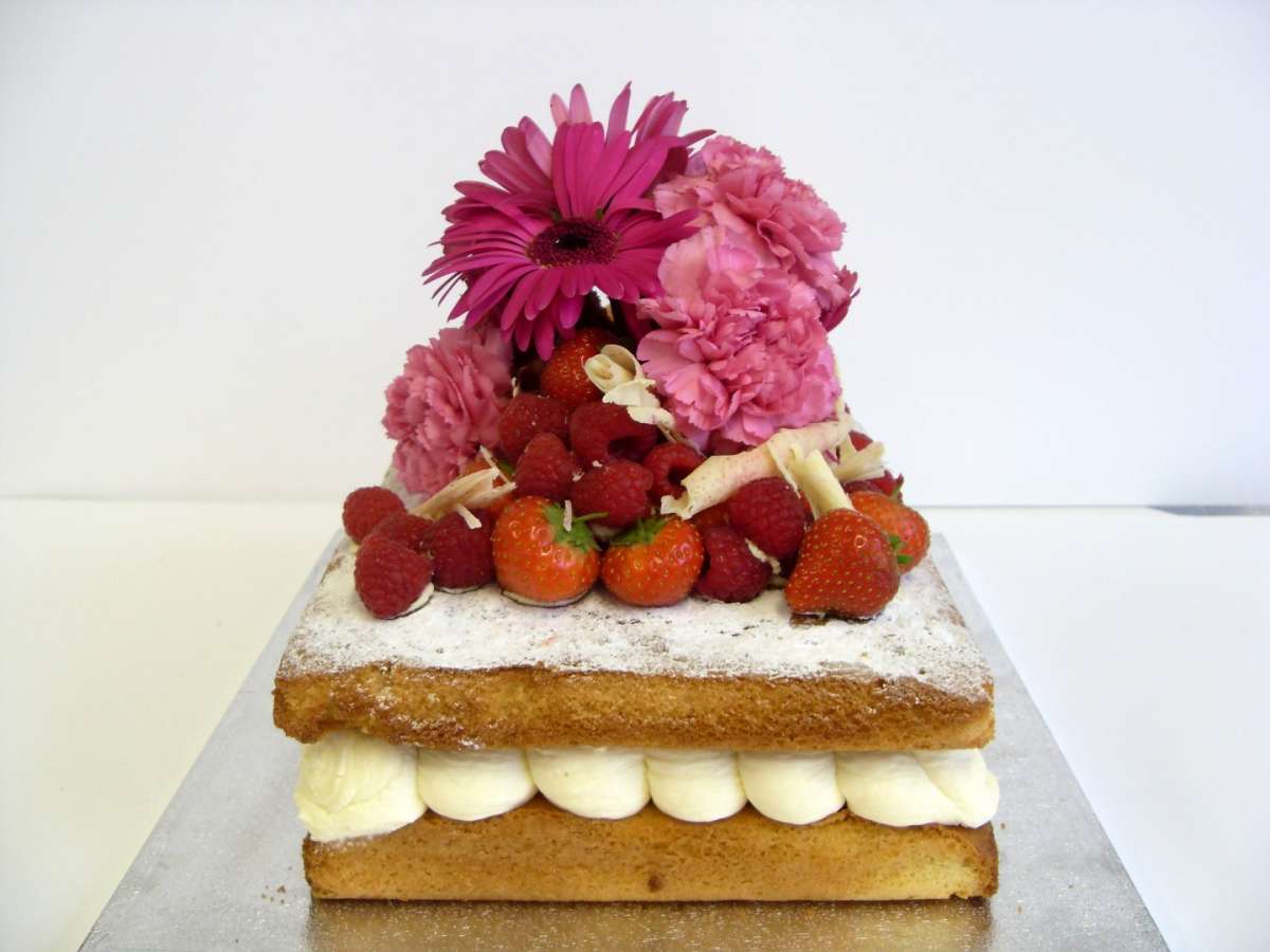 Torta nuziale fiori e frutta