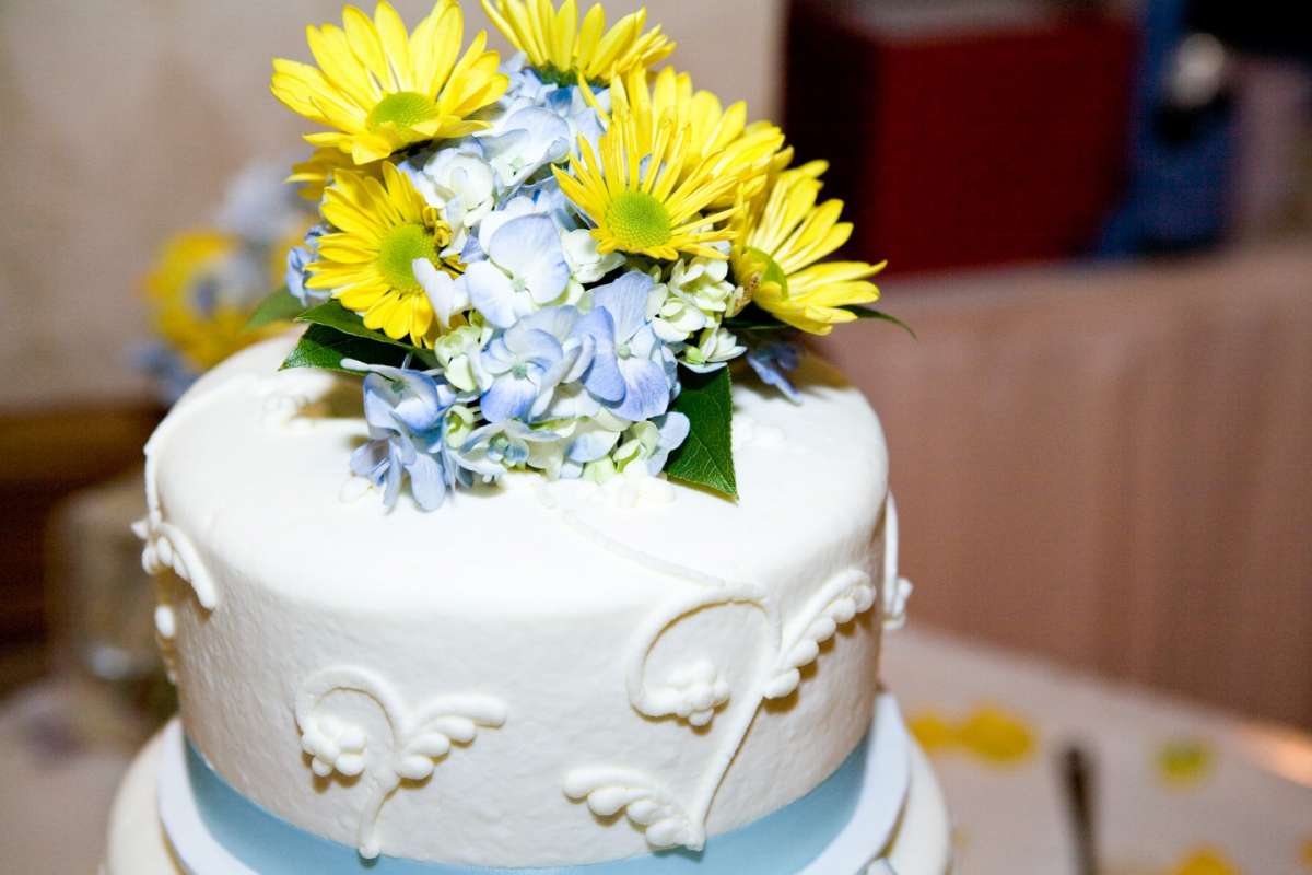 Torta nuziale fiori ortensie e margherite