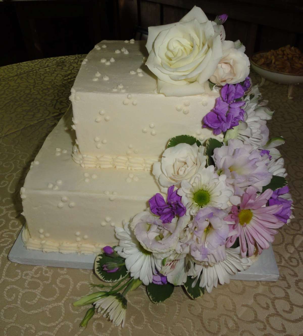 Torta nuziale fiori rose e fiori di campo