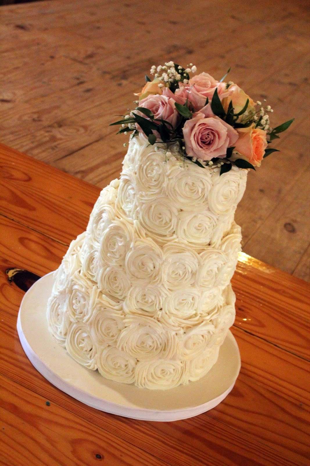 Torta nuziale fiori su torta bianca