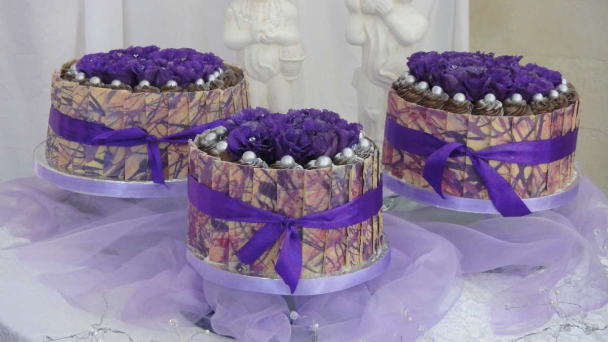 Torta nuziale fiori violetti
