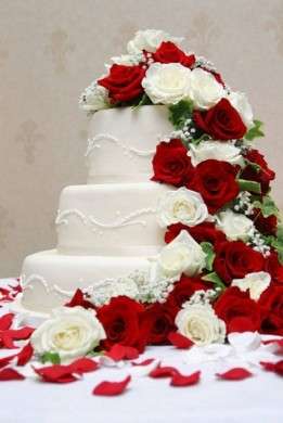 Torte nuziali fiori rose rosse