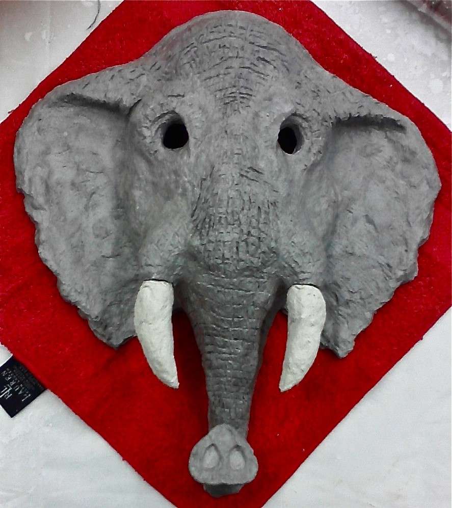 Un elefante in cartapesta