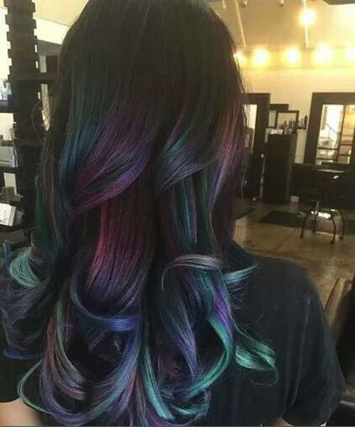 Capelli neri con ciocche colorate in viola e verde