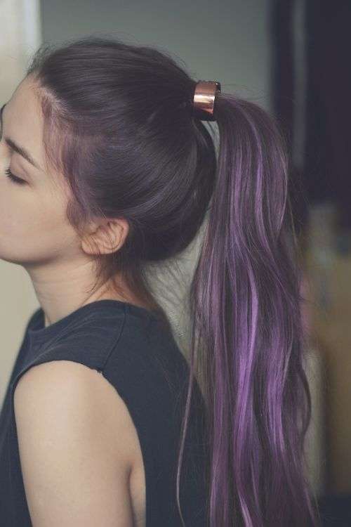 Capelli scuri con ciocche viola