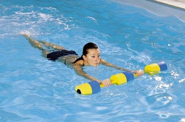 Esercizi braccia in piscina