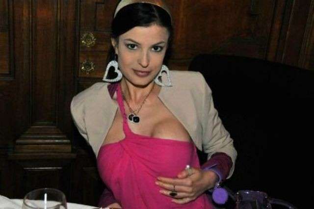 L'ex naufraga vip si tocca il décolleté