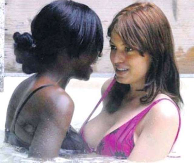 La showgirl e Abigail Balotelli abbracciate in piscina