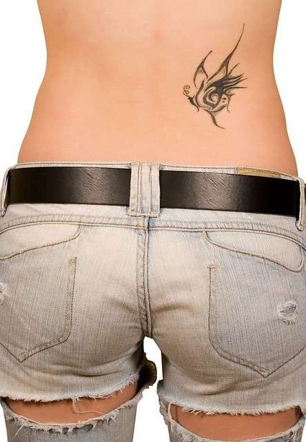 Farfalla tribale tattoo parte bassa della schiena