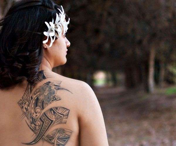 Grosso tattoo tribale su scapola e schiena