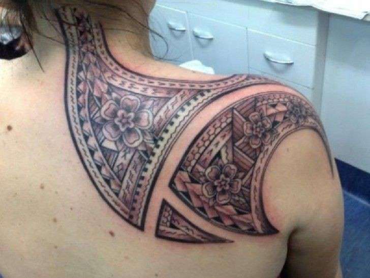 Grosso tatuaggio tribale a tema floreale