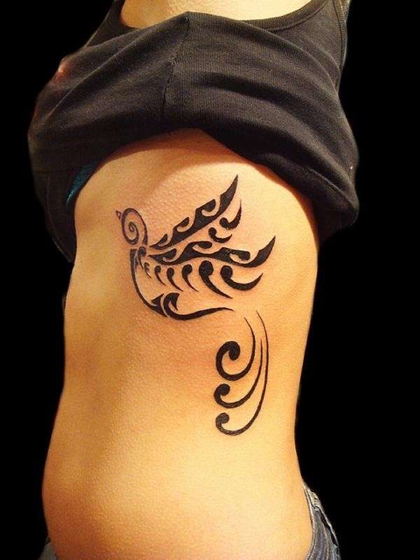 Grosso tatuaggio tribale sul fianco