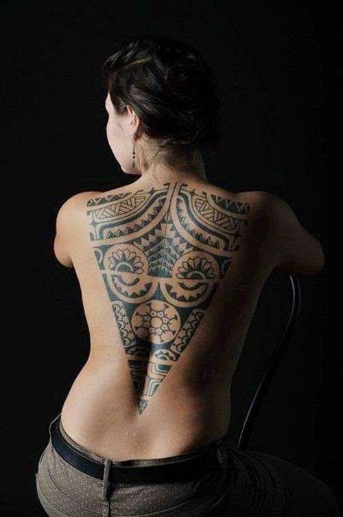 Grosso tatuaggio tribale trinagolare sulla schiena