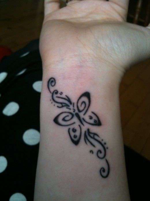 Tattoo fiore tribale sul polso