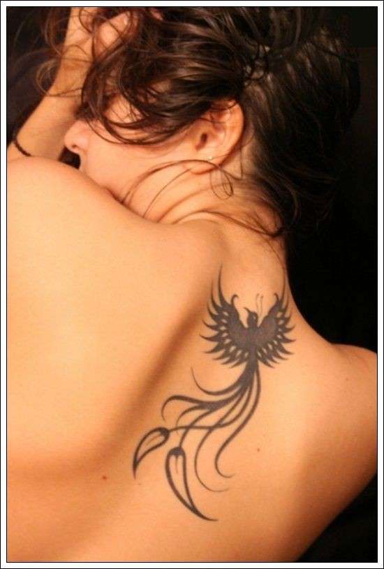 Tattoo fiore uccello tribale sulla schiena