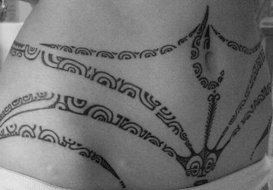 Tattoo tribale sulla pancia
