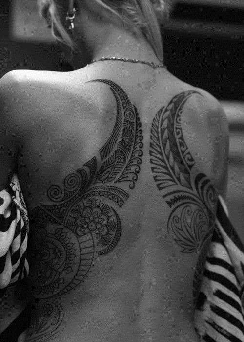 Tatuaggio ali tribali sulla schiena