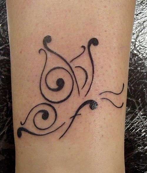 Tatuaggio farfalla tribale sulla gamba