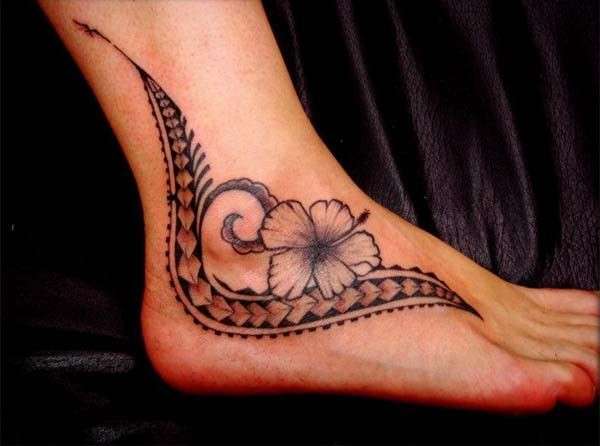 Tatuaggio fiore tribale sul piede