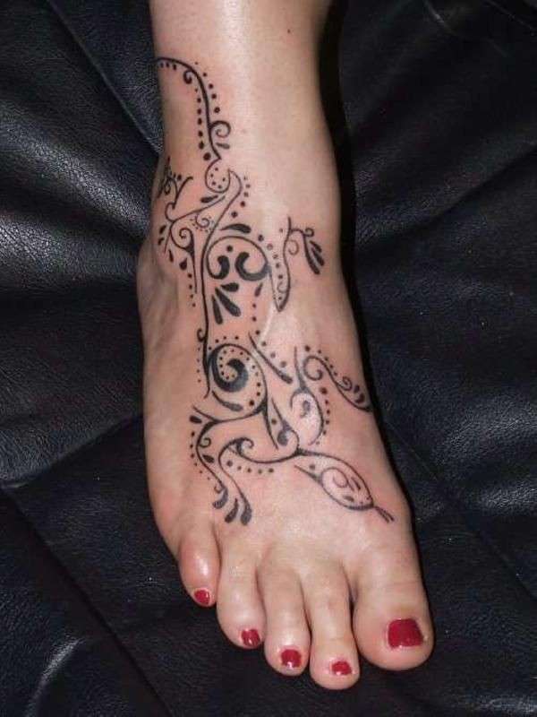 Tatuaggio fiori tribali sul piede