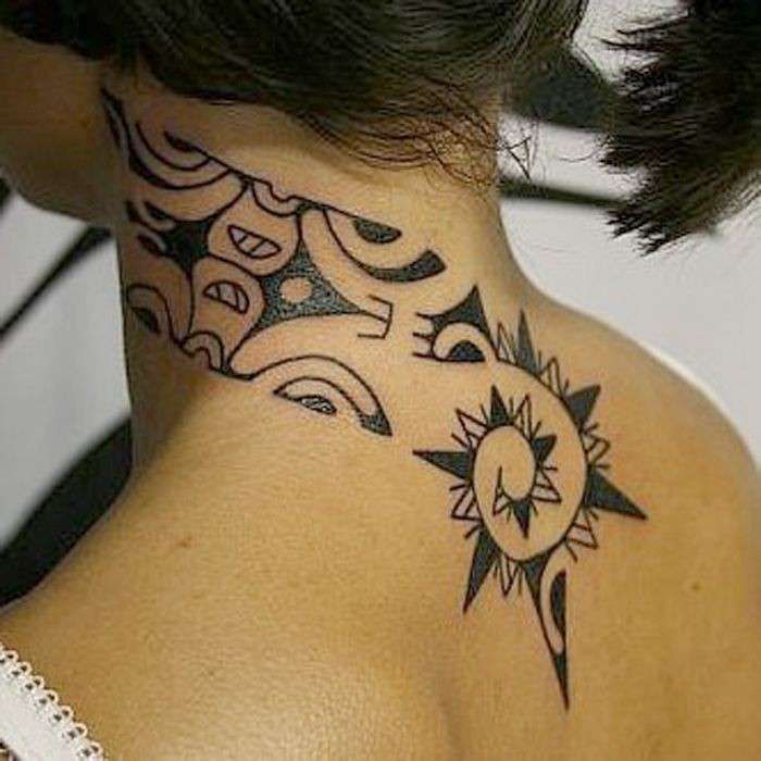 Tatuaggio tribale su collo e schiena