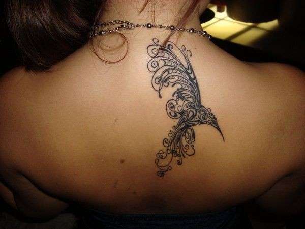 Tatuaggio uccello tribale sulla schiena
