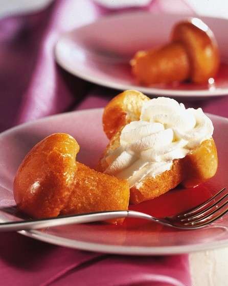 Babà al rum con panna montata