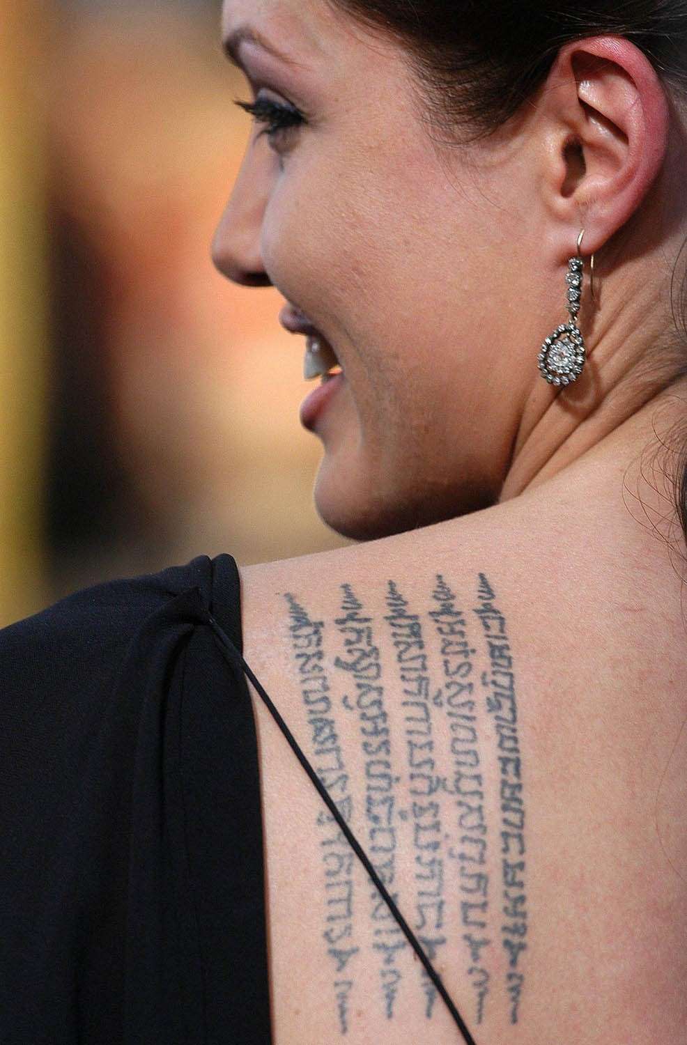 Frasi per tatuaggi di Angelina Jolie sulla spalla