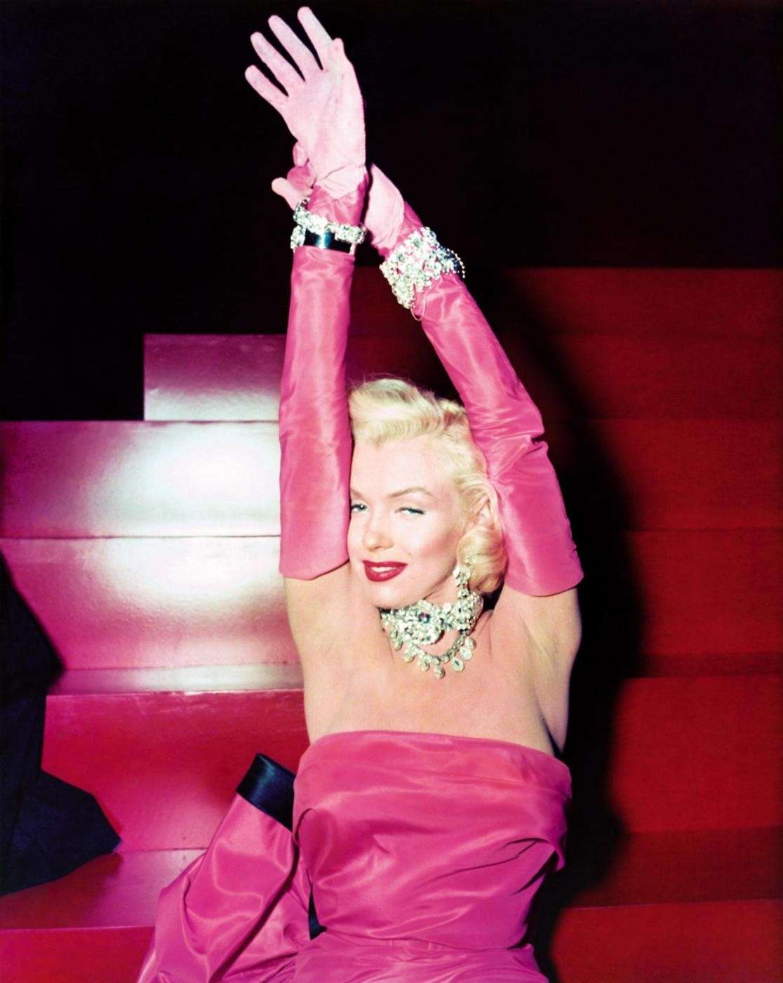 Marylin Monroe con un abito fucsia