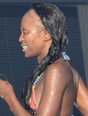 Naomi Campbell perde i capelli