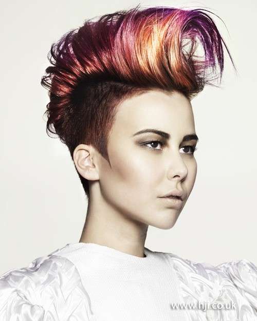 Taglio punk con cresta colorata