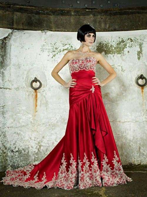 Abito da sposa bianco e rosso pizzo