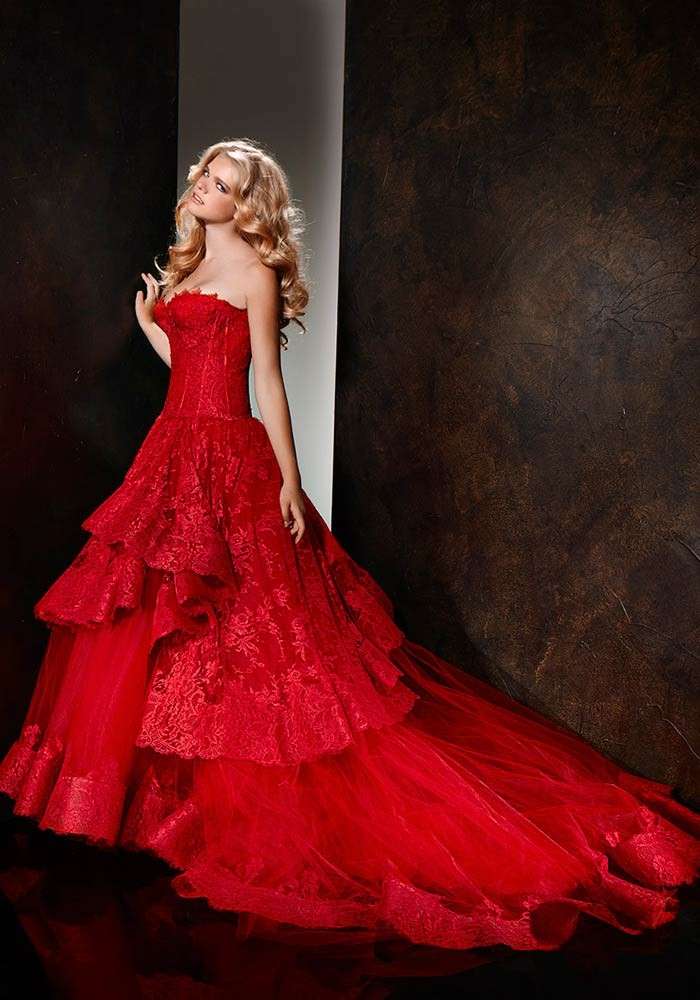 Abito da sposa rosso Alessandro Couture 2013 balze sulla gonna